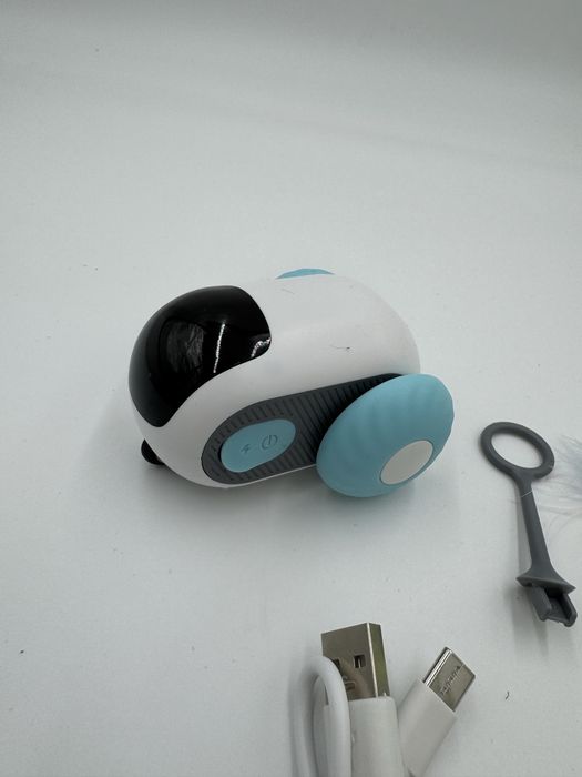 Interaktywna myszka dla kota z piorkiem