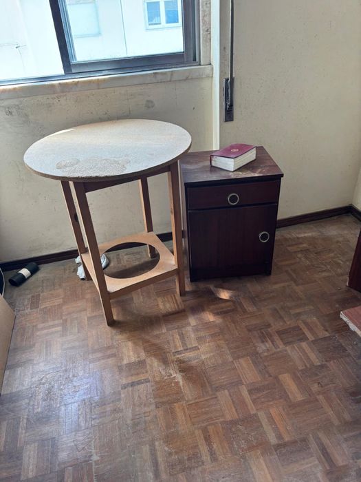 Cama de solteiro e casal com estrado mesa de cabeceira e comoda