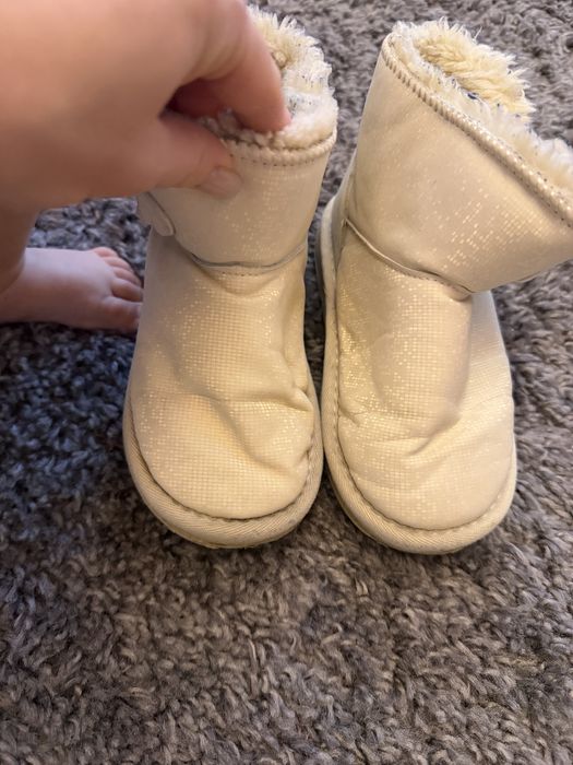 Дитячі угі на дівчинку