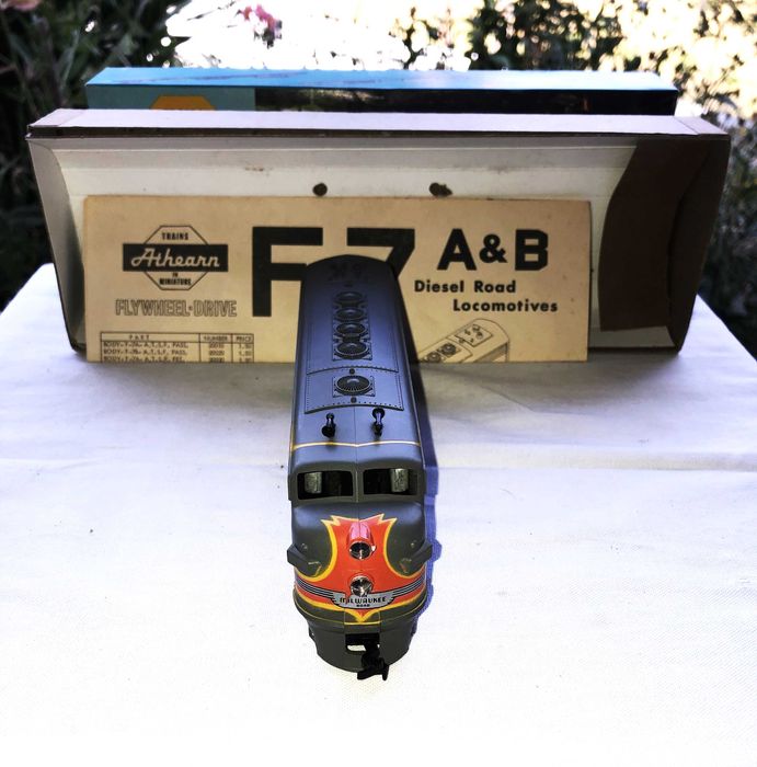 ATHEARN 3217 e 3018, locomotiva F7 e reboque (DC)