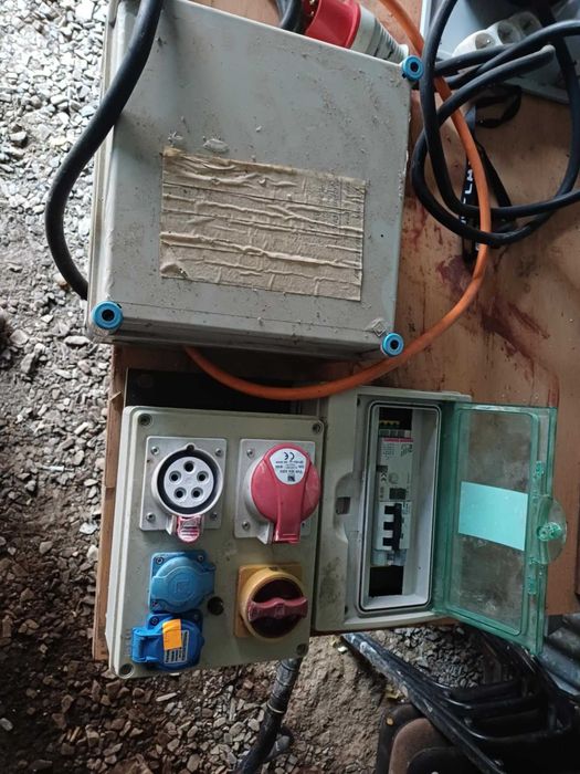 rozdzielnica elektryczna budowlana wraz z licznikiem