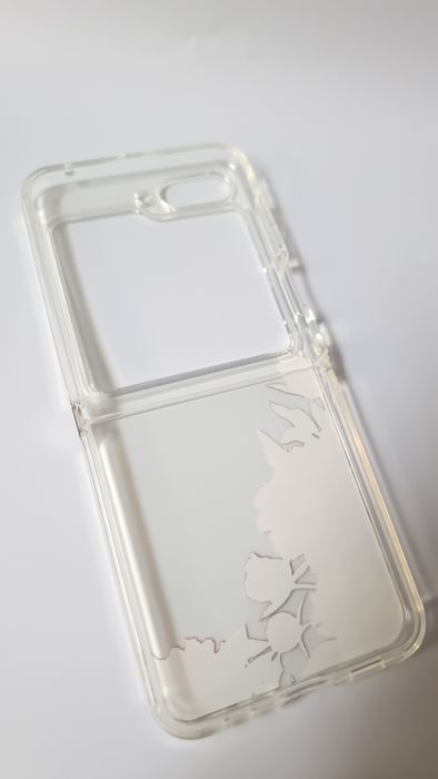 To eleganckie etui zostało zaprojektowane  dla Samsung Galaxy Z Flip 5