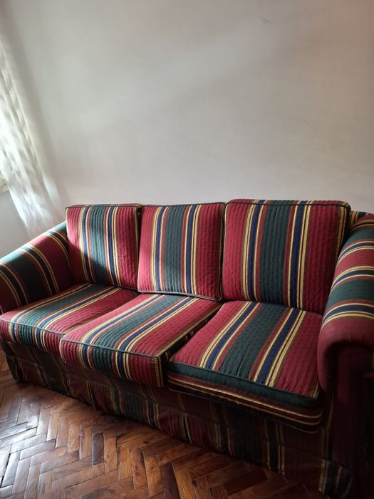 Sofá Estofado, Três Lugares. Tecido Elevada Qualidade
