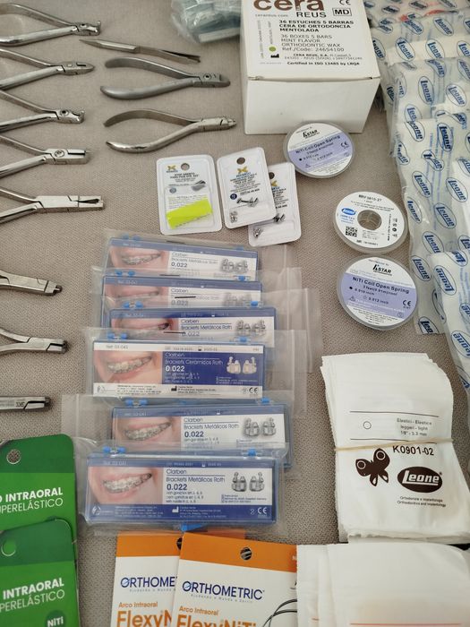 Ortodontia - vários instrumentos e materiais