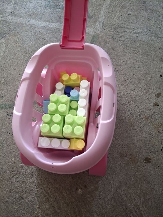 Carrinho com peças de montar