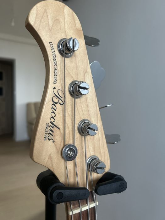 Leworęczna gitara basowa Bacchus Universe Series