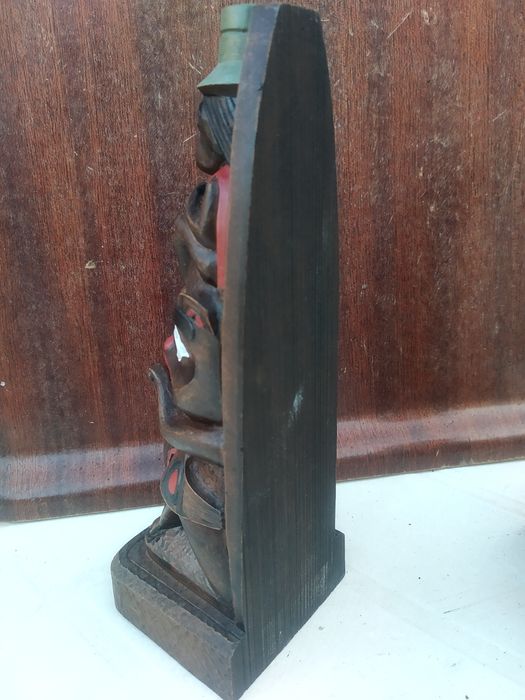 Estatueta de índio antiga em pedra e totem de indios antigo em madeira