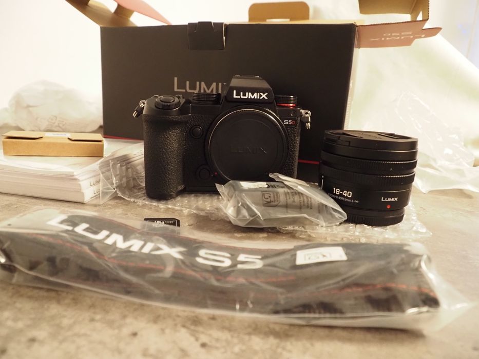 Câmera Full Frame  Panasonic S5D + lente  18-40 (Nova)