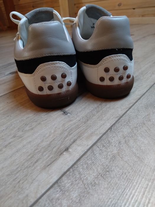Продам кроссовки туфли tods