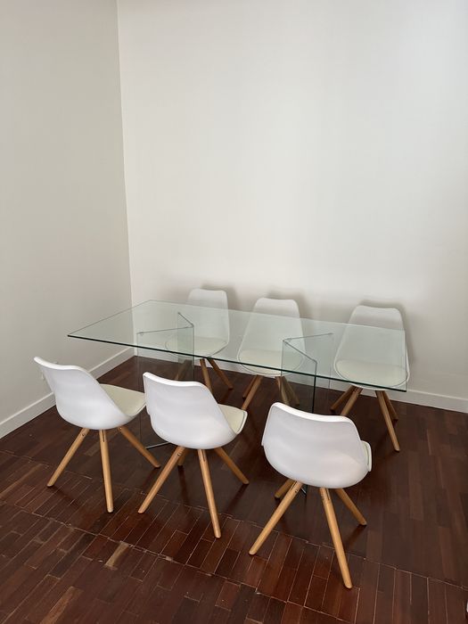 Mesa e Cadeiras Holandesas com almofada em pele branca