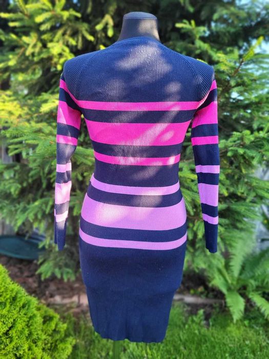 Kolorowa różowo granatowa sukienka sweterkowa Esmara M 38