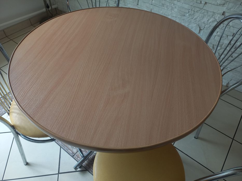 Stół okrągły z krzesłami.