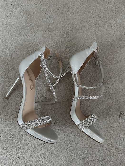 Srebrne sandałki na obcasie