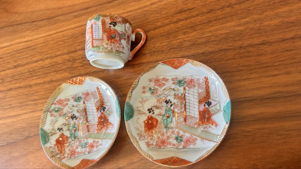 Chávena de café + 2 pratos. Porcelana chinesa, Famille Rose