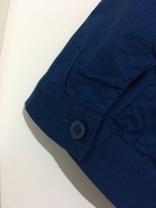 Blusa azul com botões