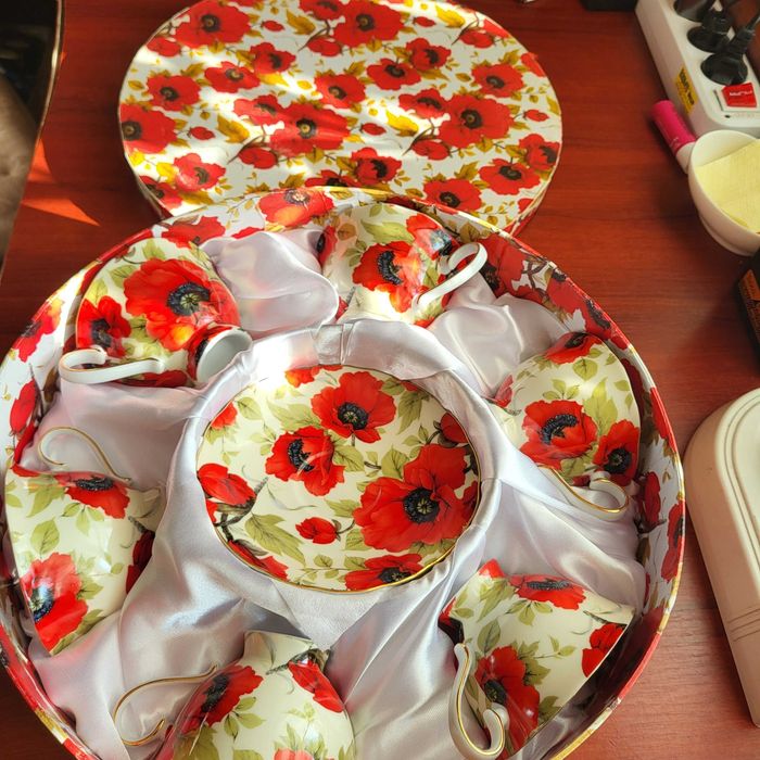 Продам порцеляновий чайний посуд ( маки) в подарунковой кородці.