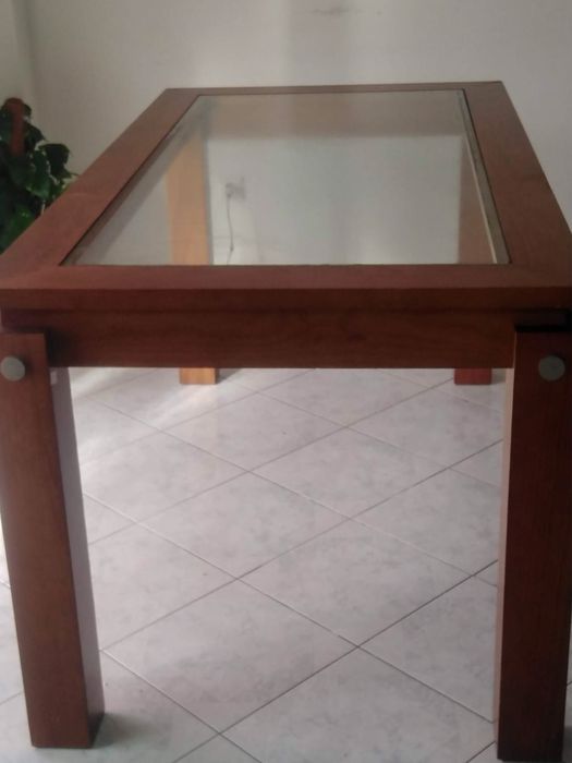 Mesa de madeira e vidro