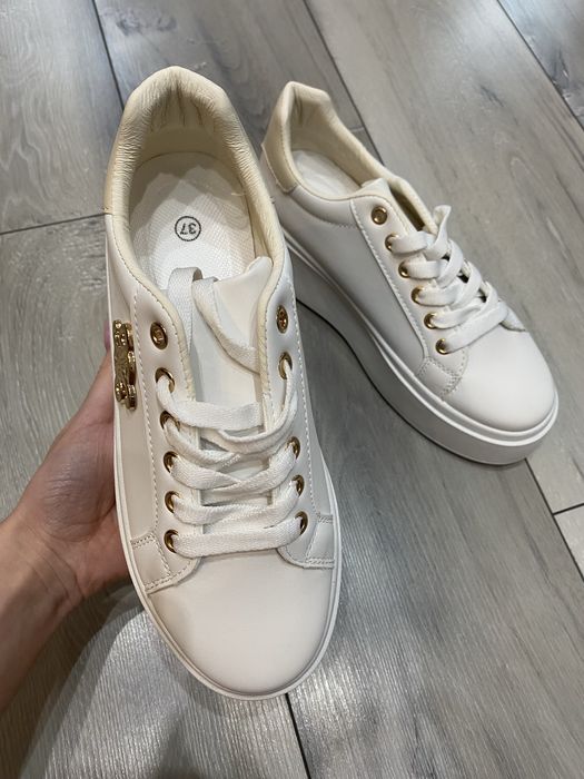 Buty ze złotymi dodatkami