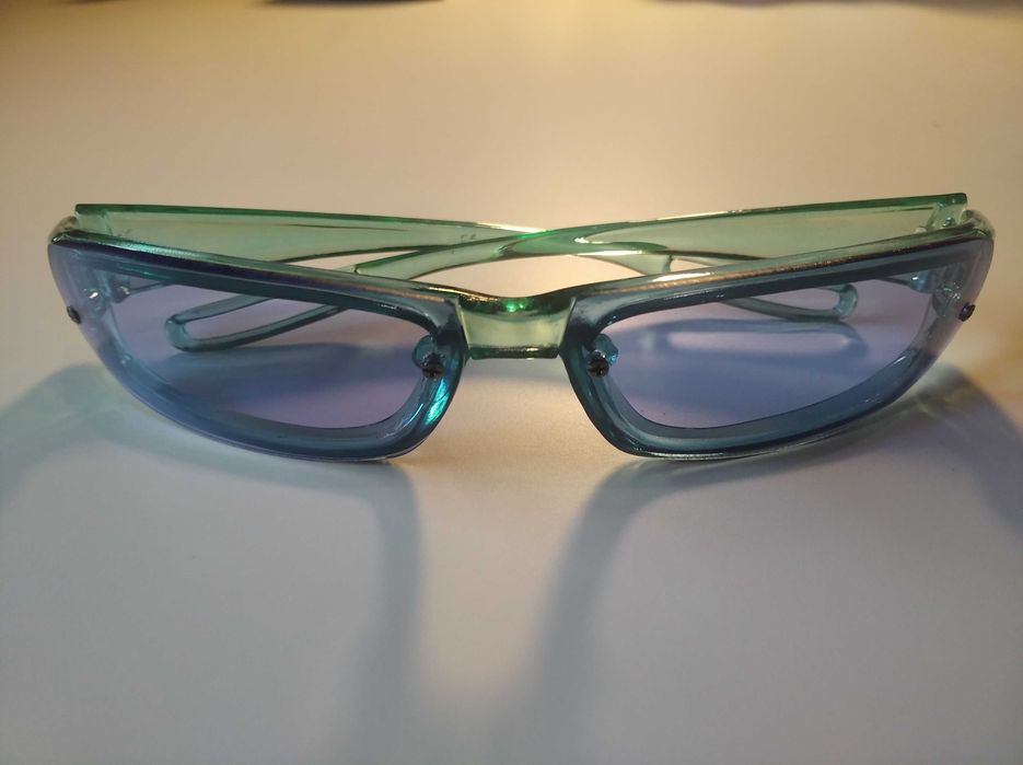 Óculos com armação e lentes azuis / verde-água