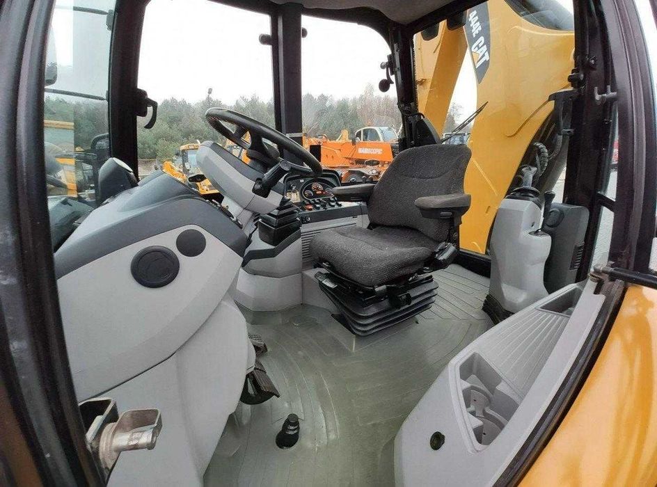 Екскаватор-навантажувач Caterpillar 444E