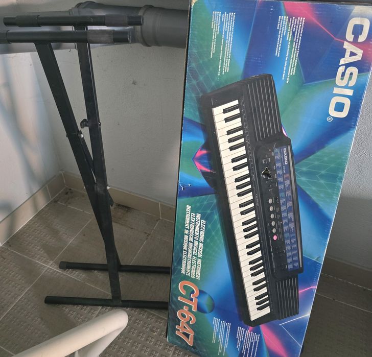 Teclado Casio com suporte