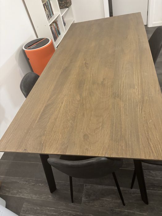 Mesa de madeira com pernas em metal 200x90 e quatro cadeira