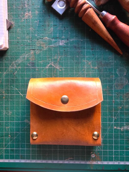 Bolsa cartas em madeira e couro personalizado