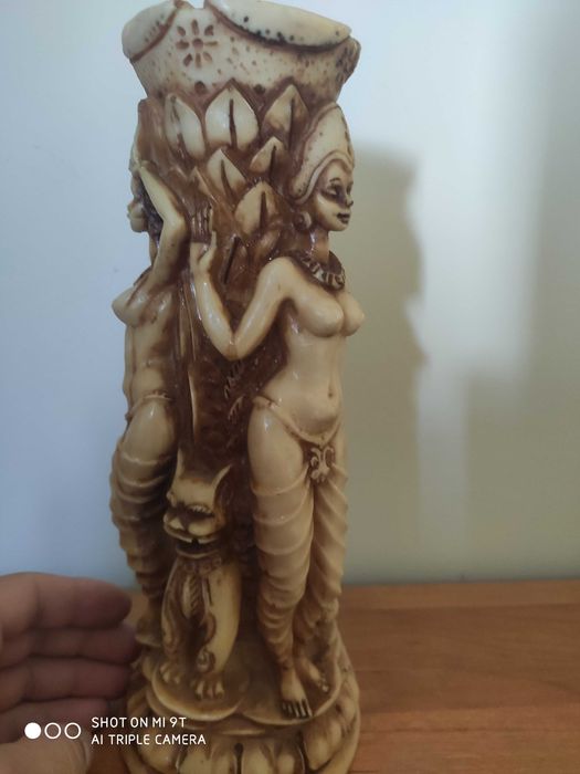 Hinduski Wazon z Alabastru połowa XX wieku