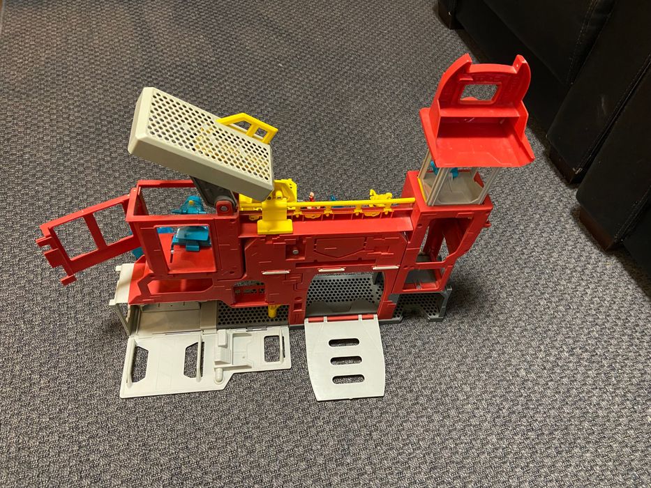 TRANSFORMERS Rescue Bot - remiza strażacka