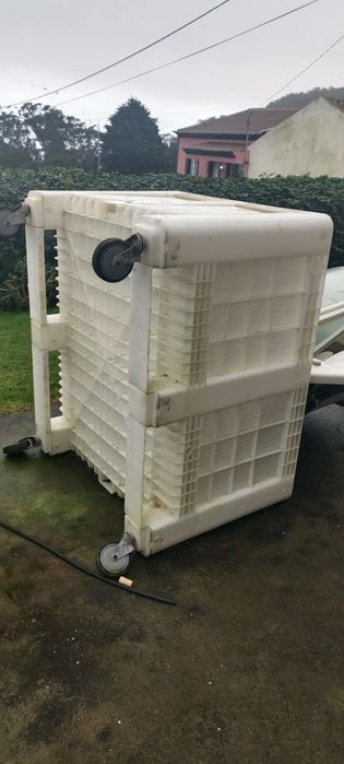 Caixa com rodas em bom estado