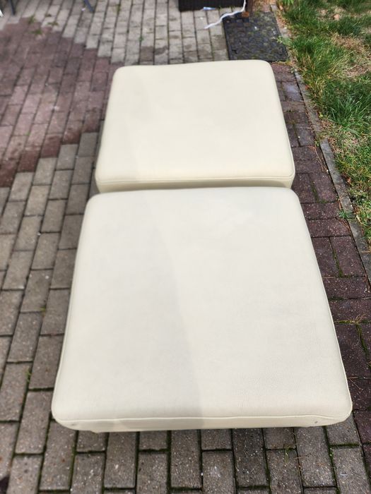 Dwie duże pufy ze skóry naturalnej.