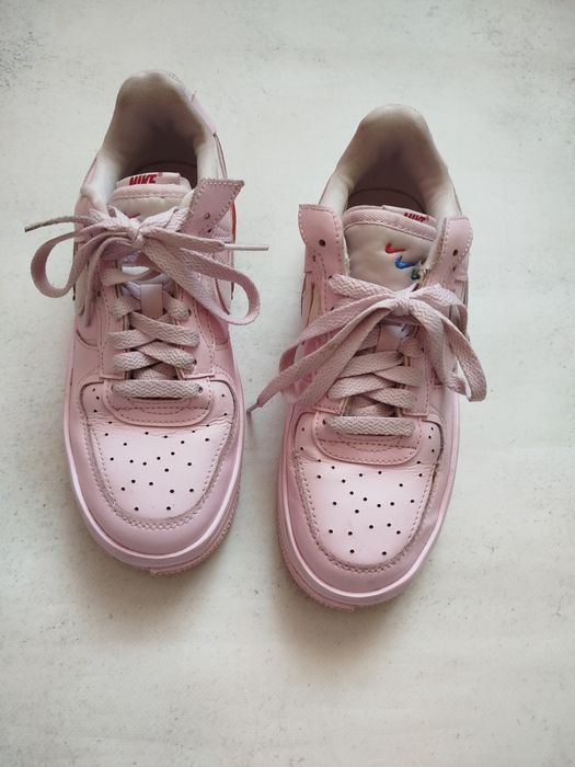 Оригінальні кросівки Nike Air Force в розмірі 37.5