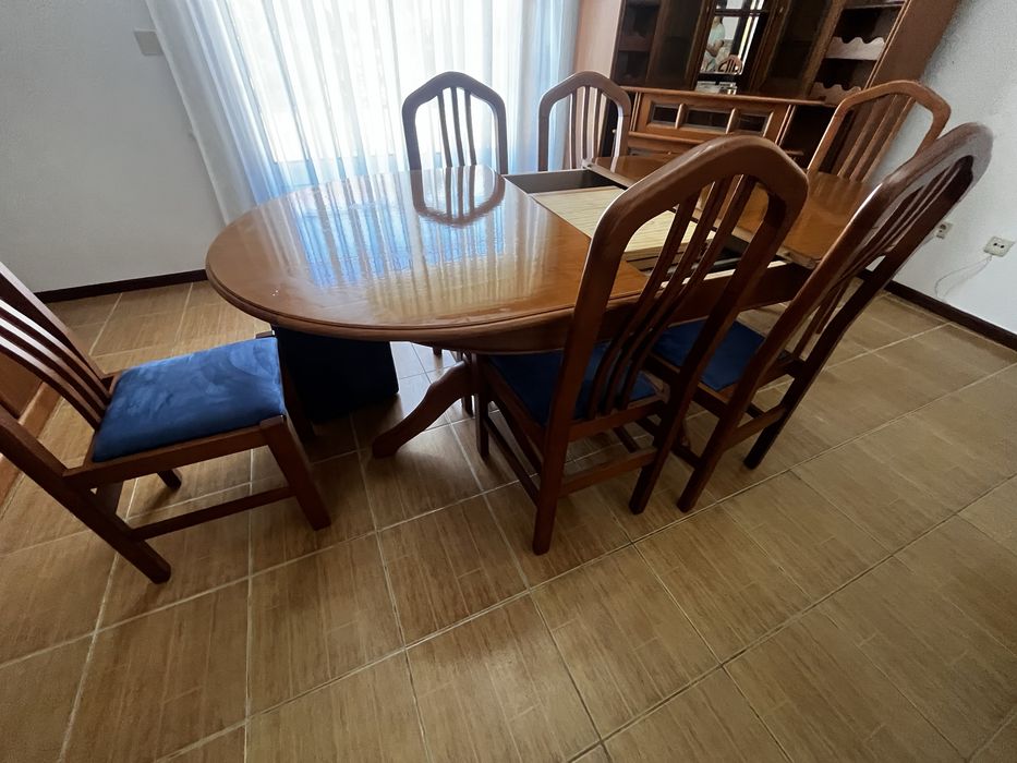 Mesa sala de jantar 6 cadeiras e 2 pufs