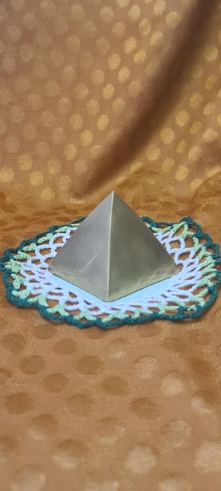 mała piramida mosiężna