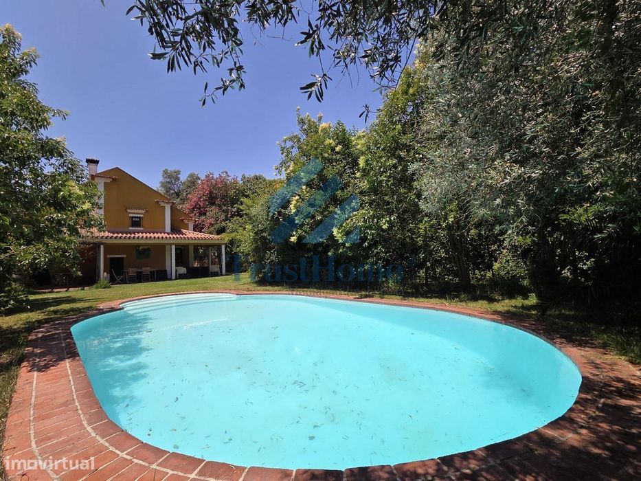 Moradia V5 com jardim, piscina e ginásio no centro de Coruche