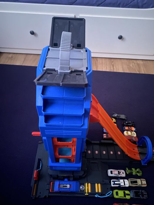 Garagem Hot Wheels com 17 carros