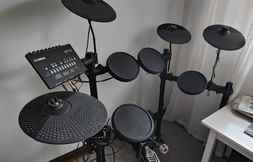 Bateria Eletrónica Yamaha DTX452K + Pad Extra Yamaha PCY95AT