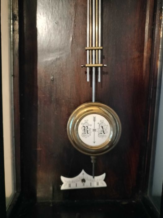 stary drewniany zegar wiszący