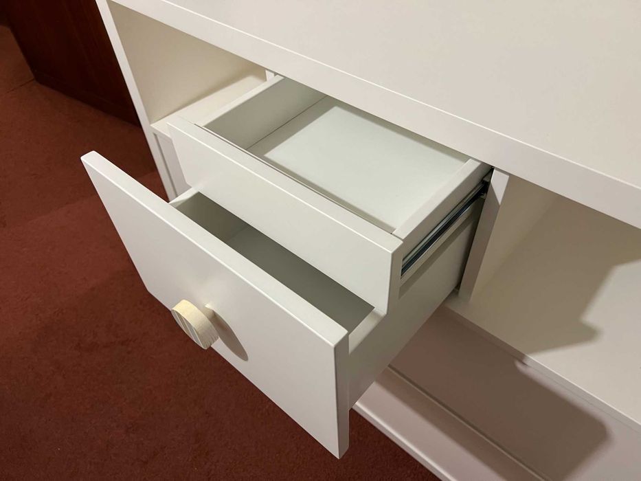 Cómoda para quarto de criança em madeira maciça lacada em branco