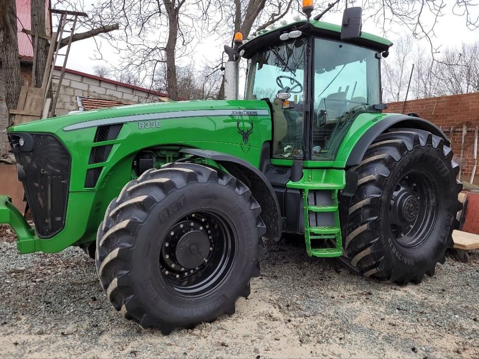Ciągnik John Deere 8330