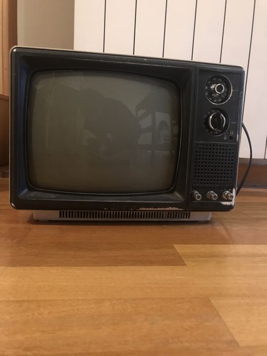 Televisao retro vintage a funcionar64285920341889123
