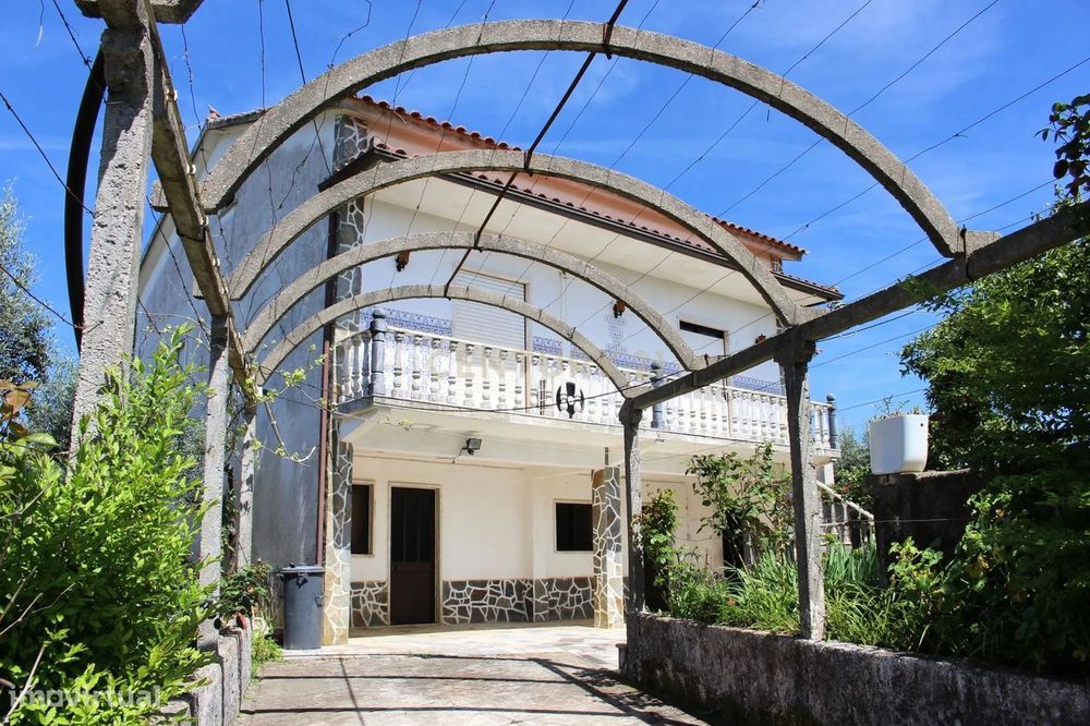 Moradia T6 isolada, terreno de 825m² e vista montanha – Pedrógão Grand