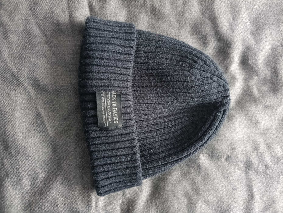 Granatowa czapka zimowa – prążkowana