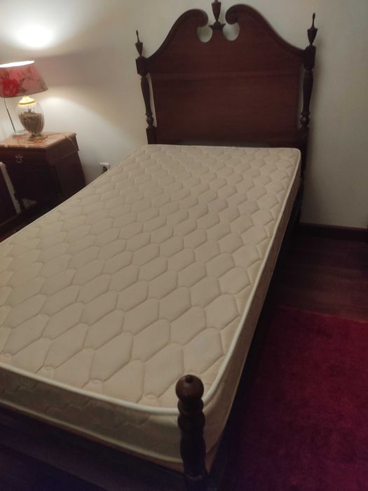 Cama antiga com estrado e colchão Pikolin
