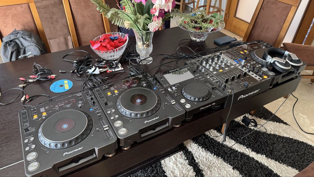 Pioneer DJM750, 3 CDJ 1000 mk3, 1 XDJ 700 Rekordbox, 2 Hk Polar 12