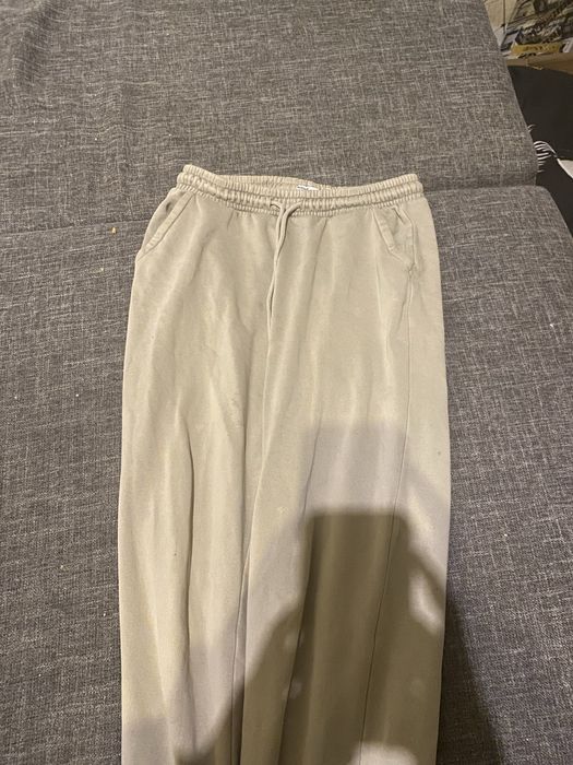 Beżowe dresy z house