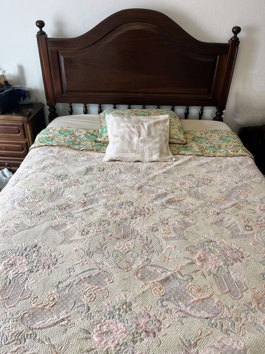 Mobília de quarto em madeira maciça