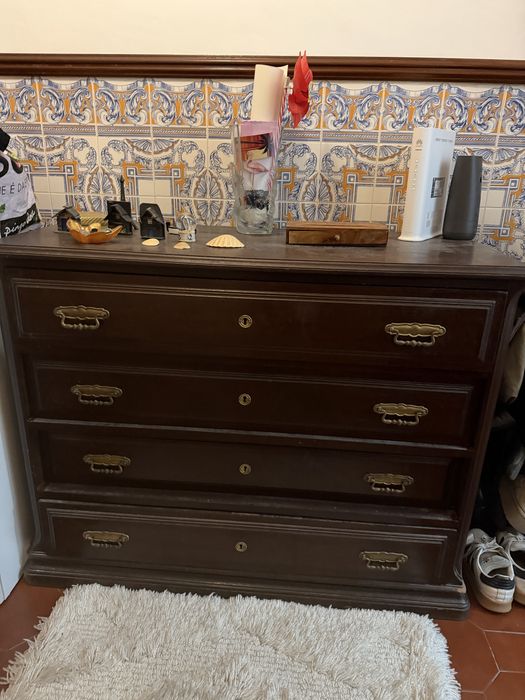 Cómoda em madeira maciça – estilo clássico
