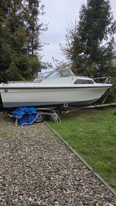 Łódka kabinowa z przyczepką