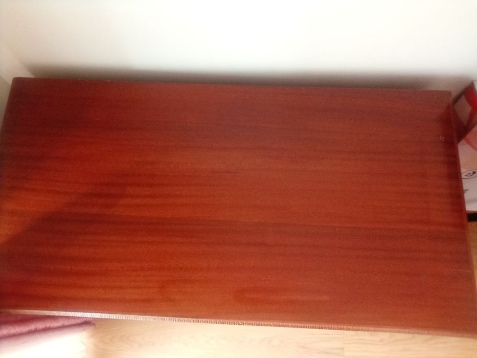 Baú de madeira com aplicações douradas